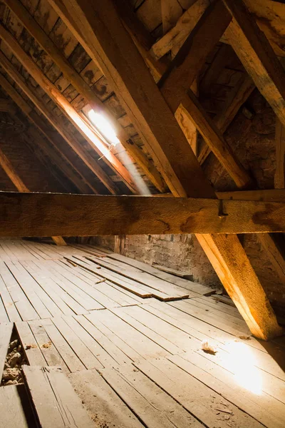 Vigas de madeira em loft / telhado velho antes da construção — Fotografia de Stock