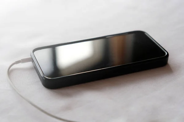 Černý Mobilní Telefon Chytrý Telefon Nabíjení — Stock fotografie