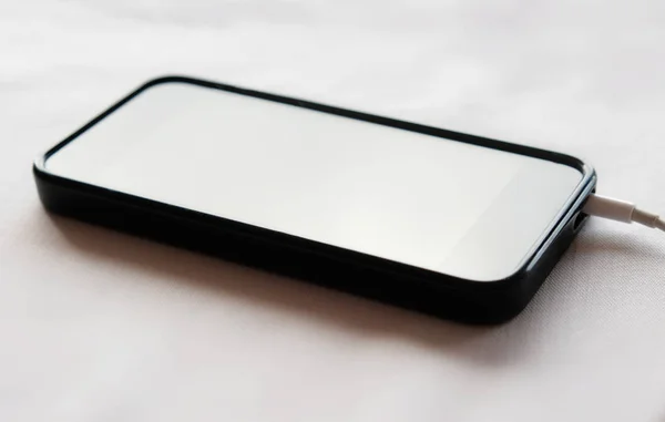 Černý Mobilní Telefon Chytrý Telefon Nabíjení — Stock fotografie