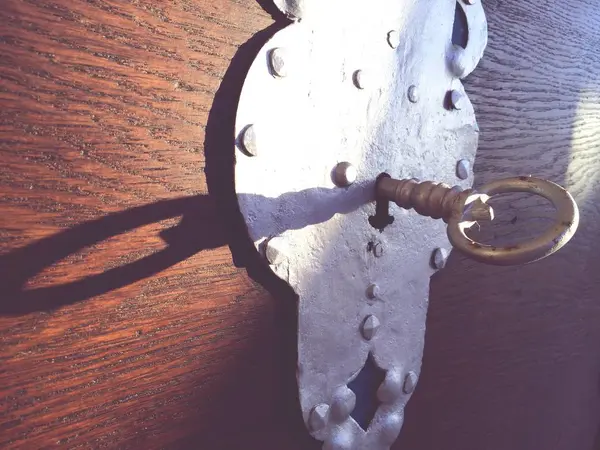 나무 가슴에 열쇠 구멍에 금속 키 — 스톡 사진