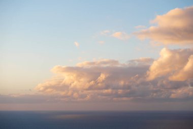 Okyanusun üzerindeki bulutlarla akşam gökyüzü - manzaralı gökyüzü