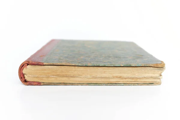 Beyaz Arkaplanda Izole Edilmiş Eski Kitap — Stok fotoğraf