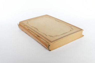 Beyaz arka planda izole edilmiş sarı kağıtlı güzel bir klasik kitap kapağı.