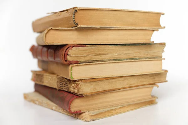 Σωρό Των Παλαιών Βιβλίων Που Απομονώνονται Λευκό Φόντο — Φωτογραφία Αρχείου