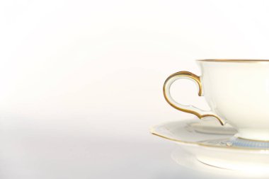 Güzel porselen çay fincanı ve beyaz zemin üzerinde fotokopi alanı olan fincan tabağı.