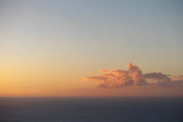 Panorama Fundo Céu Cênico Céu Por Sol Sobre Água — Fotografia de Stock