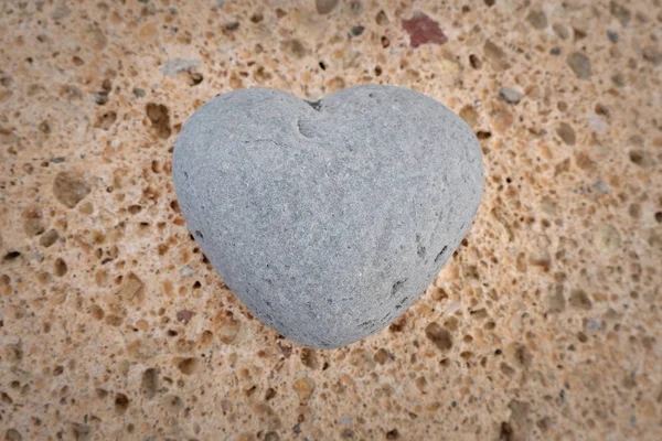 心臓形の小石石 愛のシンボル — ストック写真