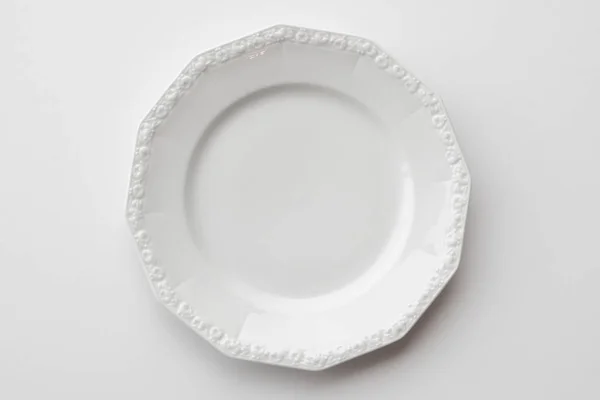 在白色背景上隔离的漂亮的空盘子 — 图库照片