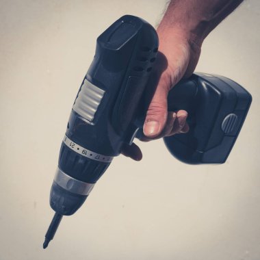 Delme makinesi, elektrikli tornavida tutan el