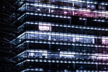 Ofis Binası cephe gece şehir ışıkları 