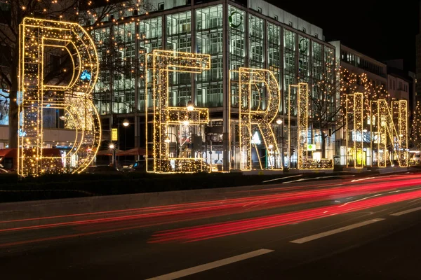 Berlin city adlı Caddesi üzerinde gece, Işıklı harfler