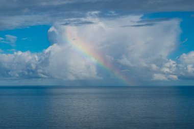 Gökkuşağının üstünde okyanus 