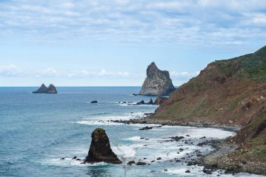 Okyanus ve sahil görünümü üzerinden yüksek görüntü açısı