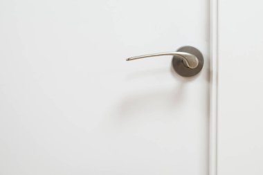 metal kapı kolu üzerinde izole beyaz kapı, kopya alanı
