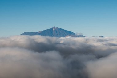  Dağ zirvesi Pico del Teide bulutlar, yukarıda 