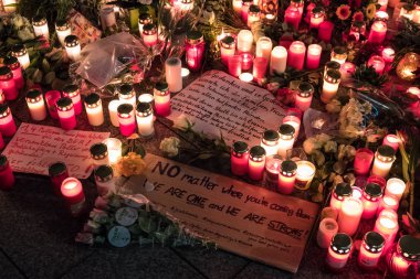 Berlin, Almanya - 20 Aralık 2016: Berlin 'deki Noel Pazarı' nda mum, çiçek ve taziye mesajları, bir kamyonun kalabalığın arasına karışmasının ertesi günü.