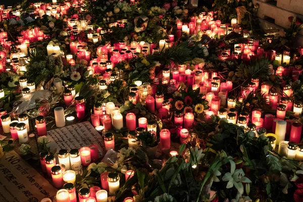 Berlín Německo Prosince 2016 Svíčky Květiny Kondolence Vánočním Trhu Berlíně — Stock fotografie