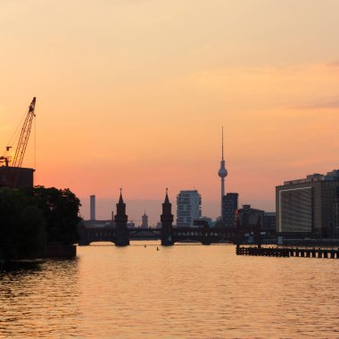 beerlin manzarası, spree Nehri, günbatımı gökyüzü