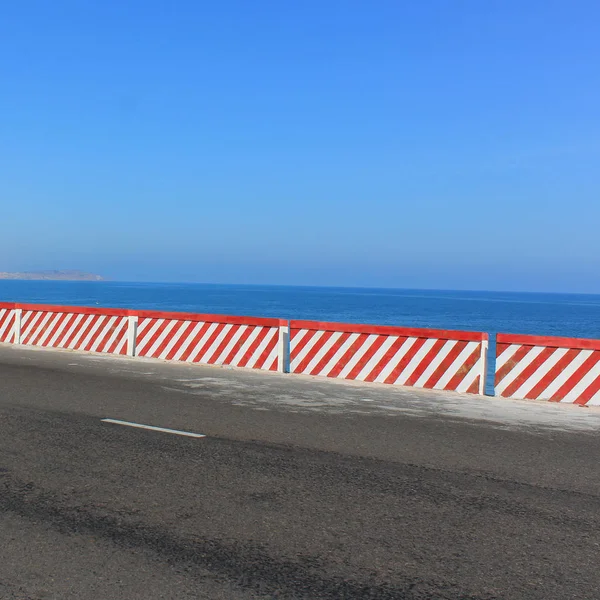 Estrada vazia - fundo do oceano e céu azul — Fotografia de Stock