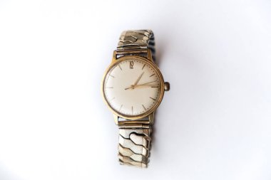 Beyaz arkaplanda izole edilmiş eski altın saat