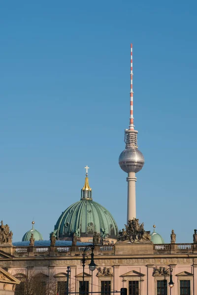 Θόλος Του Καθεδρικού Ναού Του Βερολίνου Και Τηλεοπτικός Πύργος — Φωτογραφία Αρχείου