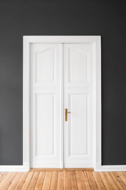 Siyah duvardaki güzel beyaz kapı - emlak iç mimarisi