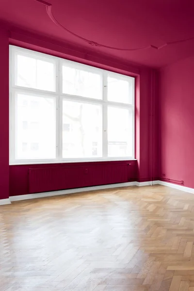 Gran Ventana Habitación Vacía Con Suelo Madera Paredes Pintadas Rojo — Foto de Stock