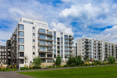 Modern apartman dış mimarisi - emlak 