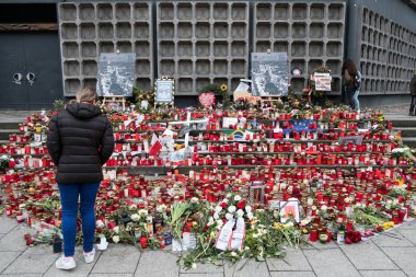 Berlin, Almanya - 19 Şubat 2017: Çiçek ve mum Breitscheidplatz, Berlin, Almanya Noel markette Terör saldırısından sonra.