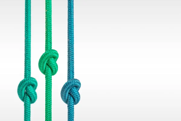 Seil mit Knoten isoliert auf weißem Hintergrund — Stockfoto