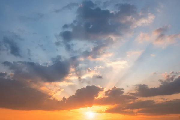 雲と夕日の間に美しい空 風光明媚な空 — ストック写真