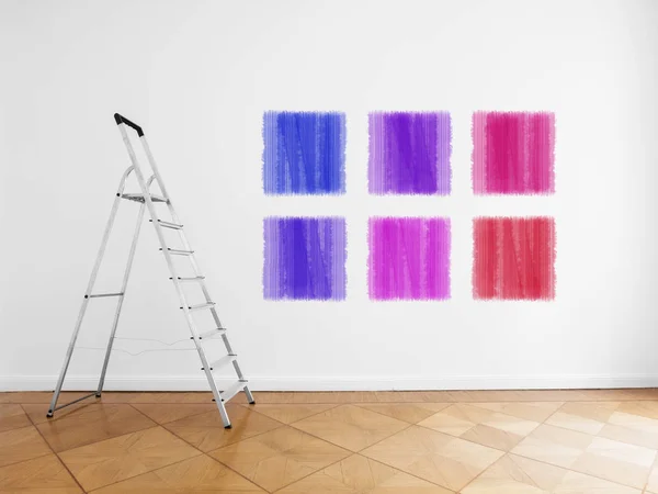 Ladder in empty room, white wall with colored paint samples — Stock Photo, Image