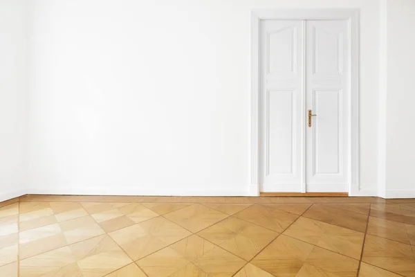White Wall Door Renovated Apartment Room Parquet Floor — 스톡 사진
