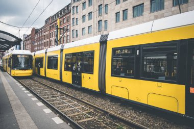 Berlin şehir tramvay, elektrikli tren Warschauerstr, sokakta.
