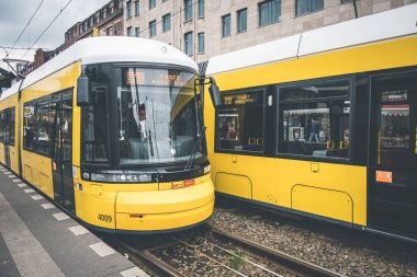 Berlin şehir tramvay, elektrikli tren Warschauerstr, sokakta.