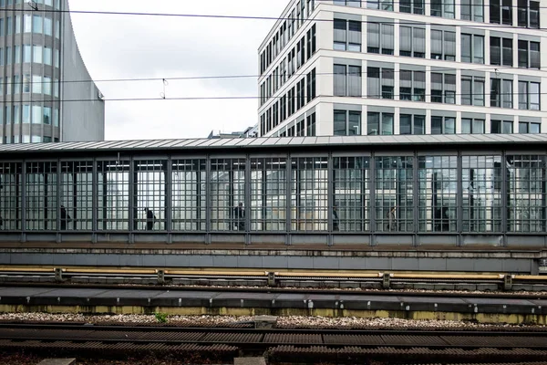 Paisagem Urbana Com Pessoas Andando Estação Trem — Fotografia de Stock