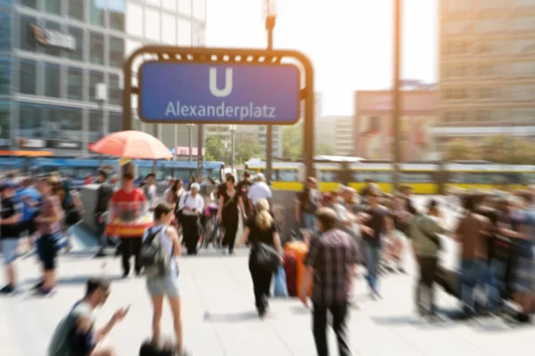 Multitudes de personas en desenfoque movimiento - Alexanderplatz en la ciudad de Berlín — Foto de Stock