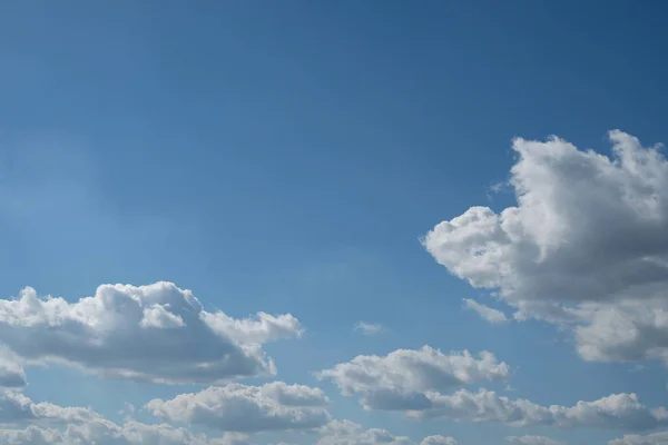 Céu azul com nuvens - céu de verão — Fotografia de Stock