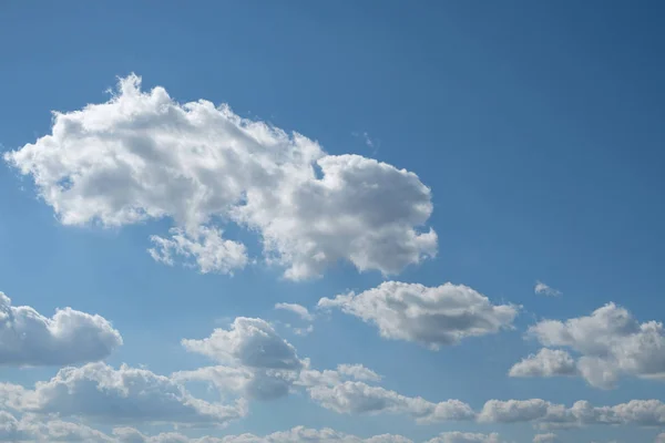 Céu Azul Com Nuvens Fundo Céu Verão — Fotografia de Stock
