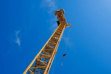  Mavi gökyüzü arka plan üzerinde izole sarı inşaat vinç 