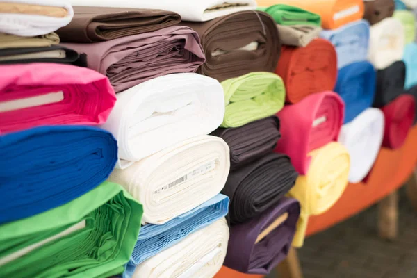 Rouleaux Textiles Échantillons Tissus Colorés Sur Marché — Photo