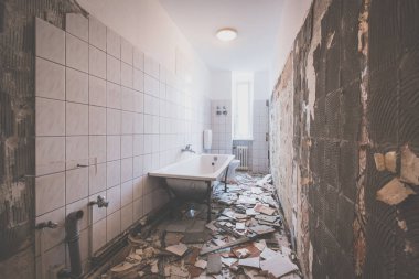 Banyo tadilatı. Eski apartman banyosundaki fayansları söküyorum. -