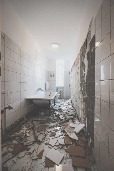 浴室の改装 古いアパートのバスルームのタイルを削除 — ストック写真