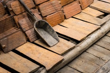 İnşaat endüstrisi konsepti, eski çatı döşemesi ve tahta zeminde kürek. 