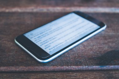 ahşap arka plan makro - smartphone closeup izole telefon -