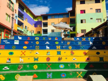 Guatape, Kolombiya - Şubat 2018: Medellin, Antioquia, Kolombiya yakınlarındaki Guatape şehrinin renkli sokakları ve süslü evleri