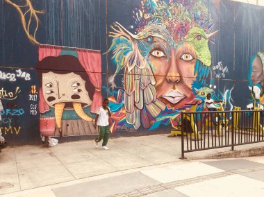 Medellin, Kolombiya - Şubat 2018: Medellin, Kolombiya 'da Comuna 13 sokaklarına duvar resimleri.