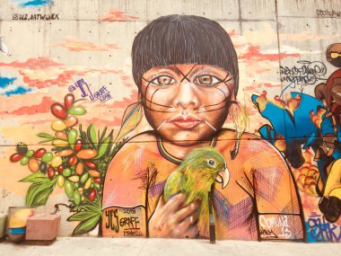 Medellin, Kolombiya - Şubat 2018: Medellin, Kolombiya 'da Comuna 13 sokaklarına duvar resimleri.