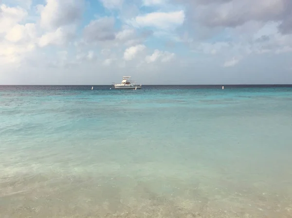 Barco Paisagem Oceânica Lancha Sozinho Perto Praia — Fotografia de Stock