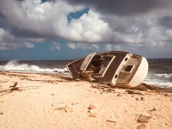 Oud Scheepswrak Gestrande Boot Strand Vintage Stijl — Stockfoto